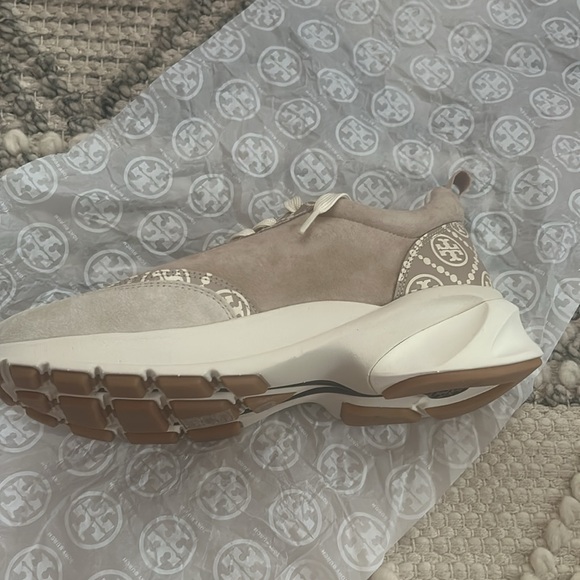 TORY BURCH SIZE 9 WOMENS LIGHT BEIGE MONOGRAM TRAINERS - Picture 4 of 11